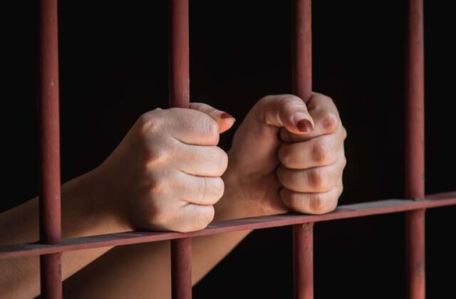 Condenan a tres años a mujer que estafó a maestros con falsos nombramientos en Barahona