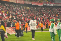 ¡Violencia en El Campín! Pelea entre hinchas de Santa Fe y América de Cali obliga a suspender partido