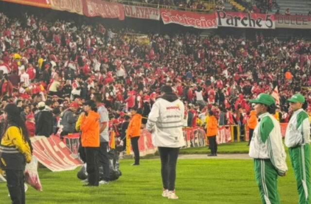 ¡Violencia en El Campín! Pelea entre hinchas de Santa Fe y América de Cali obliga a suspender partido