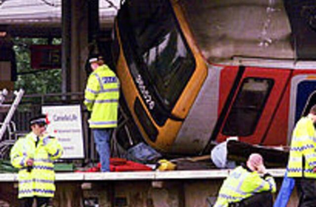 Segundo tren descarrila en Inglaterra en 24 horas