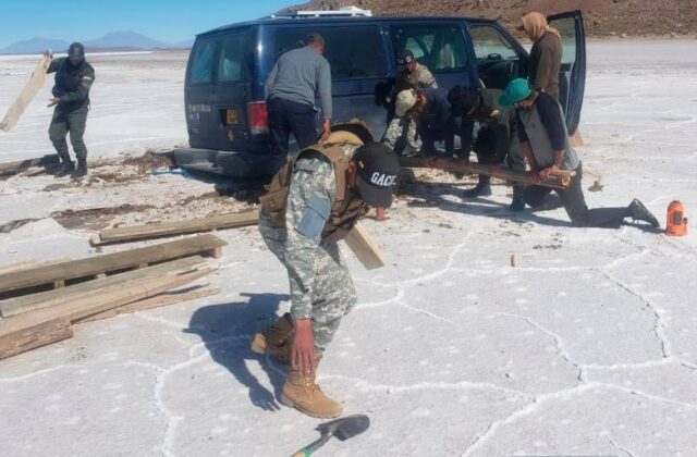 Militares rescatan a dos turistas franceses atrapados por una nevada en el salar de Uyuni