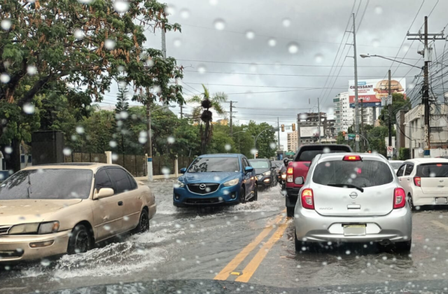Continúa el calor y se esperan aguaceros ante onda tropical y vaguada