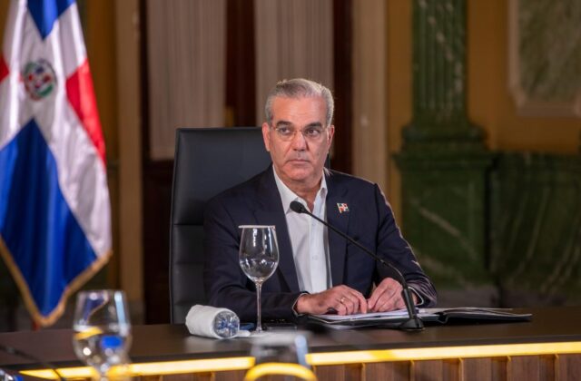 Gobierno busca “bajen los precios” de las telecomunicaciones y generar mayor competencia, afirma Abinader
