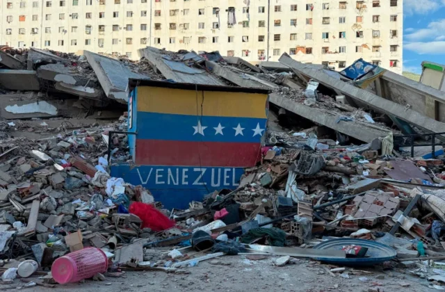 Venezolanos limpian calles de La Guaira tras sismos para ayudar a reducir contaminación