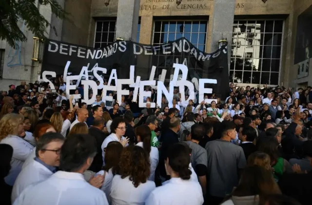Con la camiseta argentina, científicos marchan contra los recortes de Milei