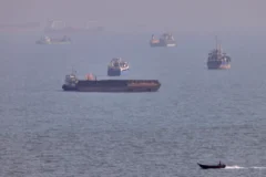 #Mundo:EEUU lanza su primer ataque en un mes contra Irán: dos muertos en la isla de Larak, en el estrecho de Ormuz #FVDigital
