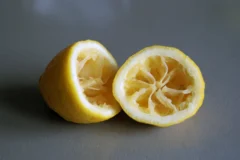 No tires los limones recién exprimidos: son perfectos para este truco de limpieza