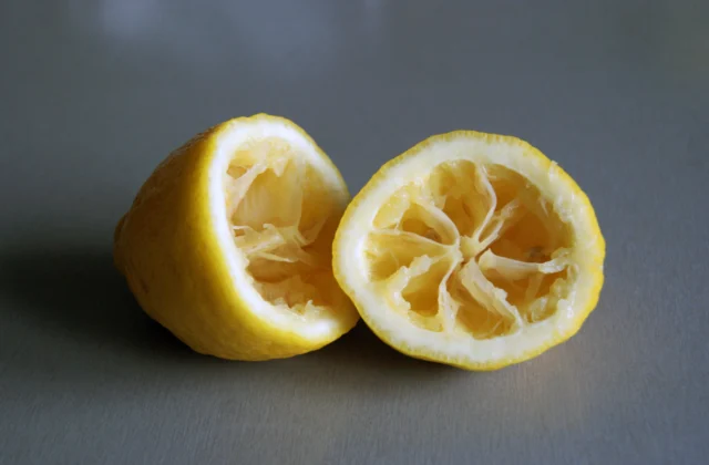 No tires los limones recién exprimidos: son perfectos para este truco de limpieza
