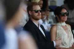 Carlos III, Enrique y Meghan
