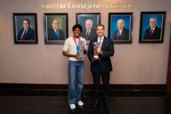 Banco Popular reconoce a Marileidy Paulino tras una histórica temporada en el atletismo mundial