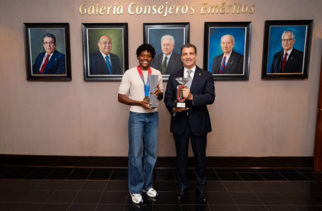Banco Popular reconoce a Marileidy Paulino tras una histórica temporada en el atletismo mundial