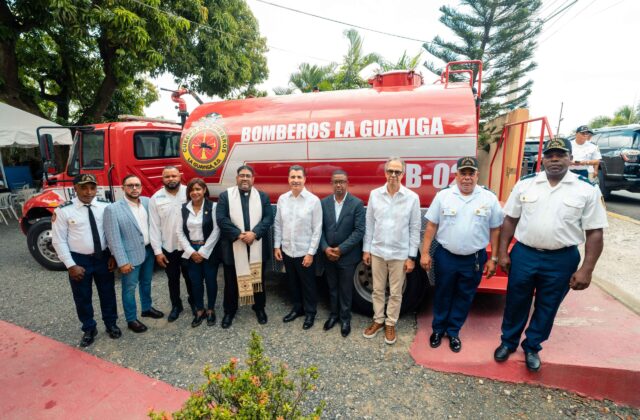 Banco Popular dona dos camiones de bomberos a La Guáyiga