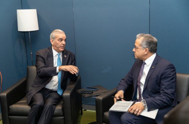 Abinader y el director general de la UNESCO conversan sobre los avances de RD en la educación