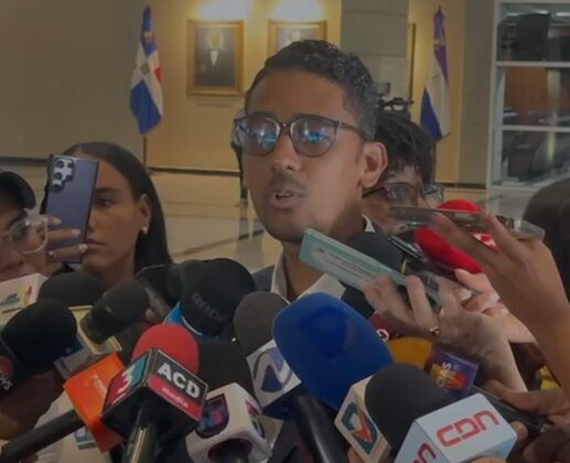 Allanan y arrestan a familiares del exempleado de Senasa, Ángel Luis Guzmán