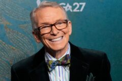 Muere Bob Mackie, diseñador que vistió a Marilyn, Madonna, Cher, y definió el glamour de los años 70