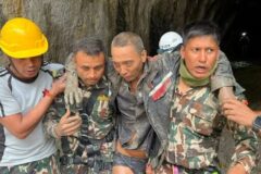 Rescatan con vida a un ciudadano chino y mujer de 64 años, en Nepal tras once días de la riada