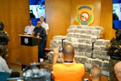 Intervienen narcolancha con 595 paquetes de cocaína; hay tres extranjeros detenidos