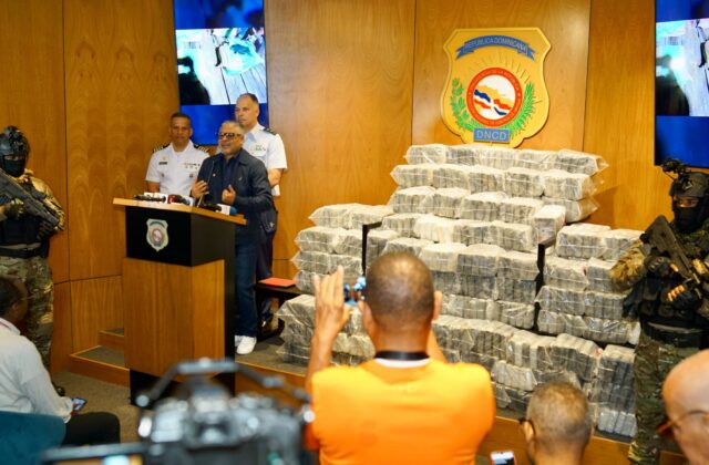 Intervienen narcolancha con 595 paquetes de cocaína; hay tres extranjeros detenidos
