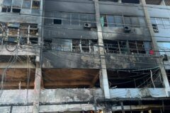 Se destruye un edificio frente a la UASD tras incendio
