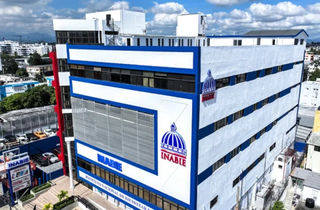 Jóvenes de Azua sin historial financiero ganan RD$110 millones en licitación del INABIE