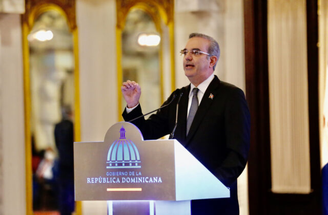 Abinader oficializa por decreto el traslado temporal de la sede presidencial a Santiago
