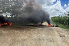 Mal estado de carretera y apagones genera protestas en SGB