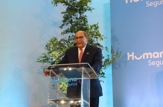 Santos Badía llama a empresas financiar becas y afirma que “la mejor inversión es la educación”