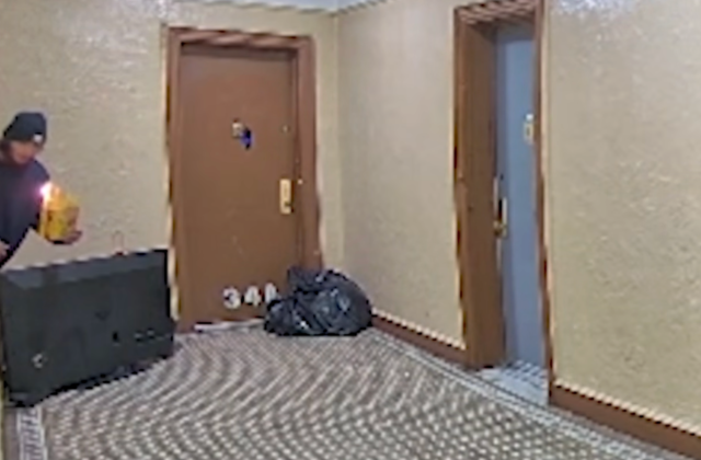 Imagen relacionada: tipo prende fuego puerta antes