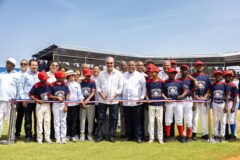 Abinader inaugura campo de béisbol en Pizarrete, Peravia, tras 26 años de espera