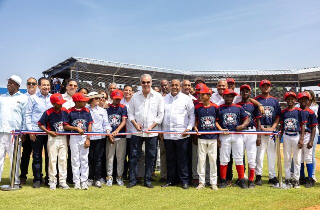 Abinader inaugura campo de béisbol en Pizarrete, Peravia, tras 26 años de espera