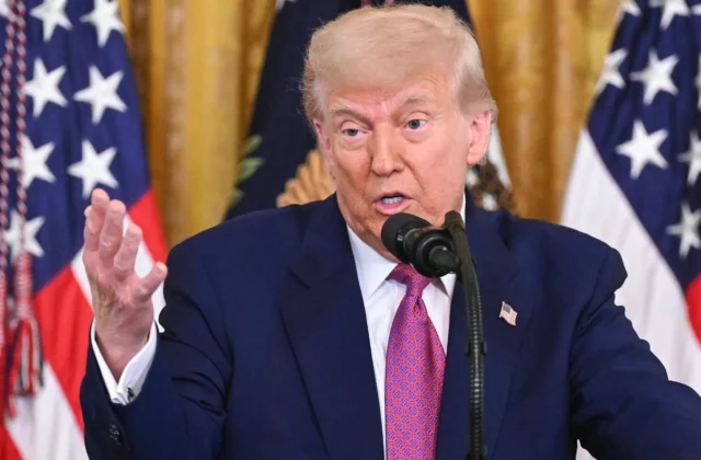 Trump dice que «saldrá» de Irán «a menos» que se quede con el petróleo «como en Venezuela»