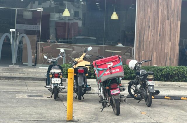 “Un mal necesario”: los motoristas cuentan por qué siguen dominando las calles de RD