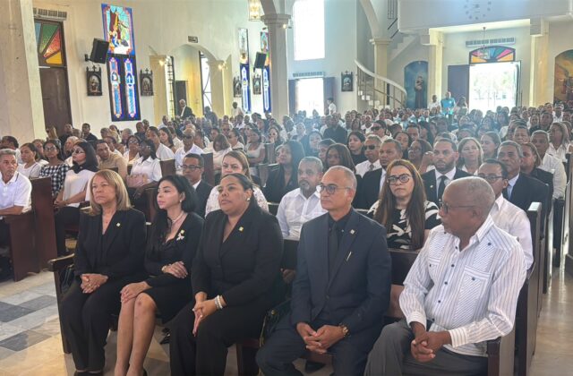 Yeni Berenice acompaña a familiares del magistrado Juan Gil Lazala durante sus honras fúnebres