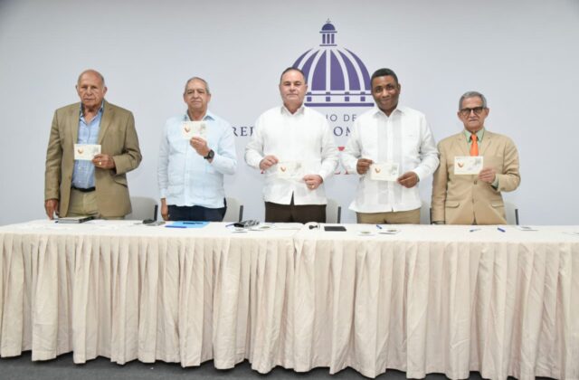 INPOSDOM y Comisión Nacional del Cacao conmemoran 50 años de trayectoria con sello postal