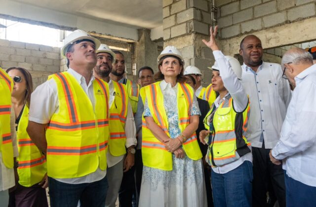 Raquel Peña supervisa construcción del Hospital Traumatológico