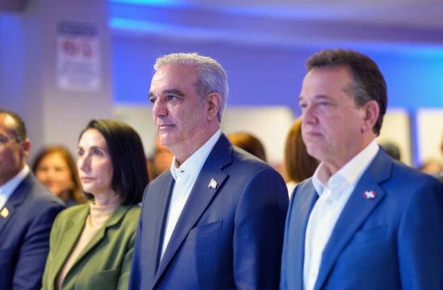 Abinader inicia entrega del pasaporte electrónico a dominicanos en EE. UU.