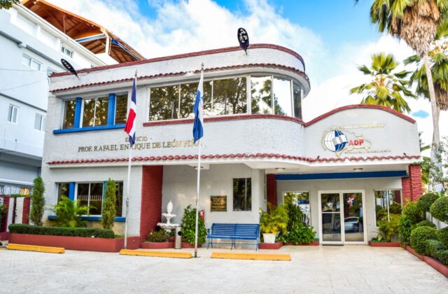 ADP anuncia protesta y reducción de horario en escuelas de Fantino por plantel de Los Capaces