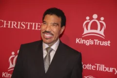 Lionel Richie recibe el alta de hospital luego de tres días y someterse a pruebas de corazón
