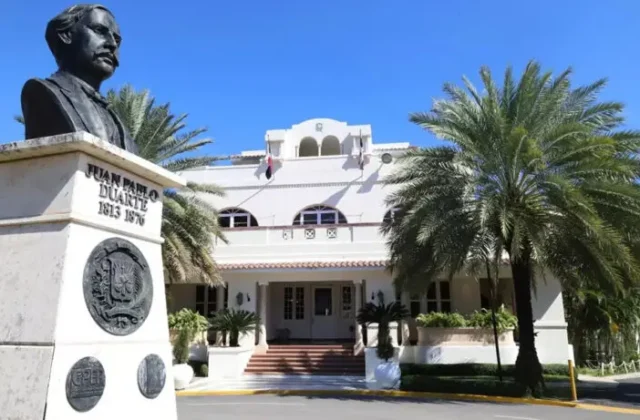 Movimientos en diplomacia en RD: retiros y renuncias
