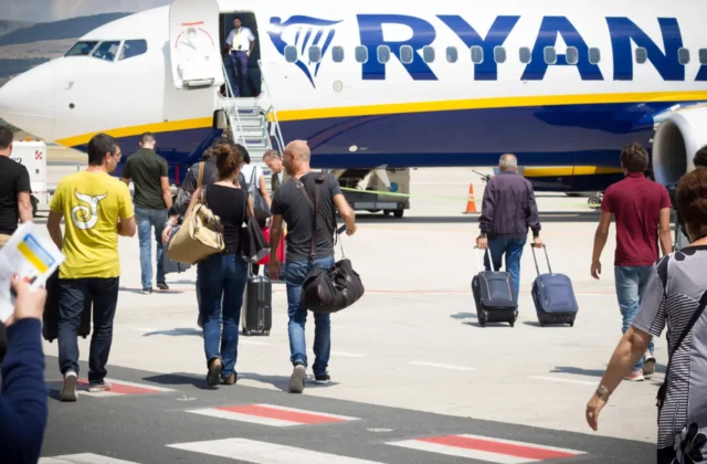 #Mundo:Detenido un hombre de 39 años por besar y manosear a una joven de 22 que se desmayó en un vuelo de Ryanair #FVDigital