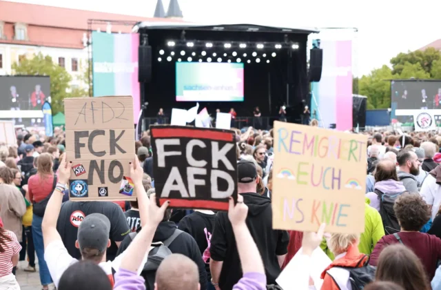 #Mundo:Manifestación en Alemania por la democracia en vísperas de unos comicios regionales donde la ultraderecha parte como favorita #FVDigital