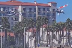 Se estrella helicóptero entre edificios en Los Ángeles y deja al menos un muerto