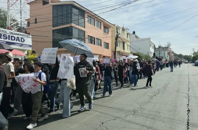 #Mundo:Cientos de alumnos de Morelos marchan para pedir justicia por el asesinato de Claudia Tacoronte: “Matan a estudiantes en la cara” #FVDigital