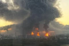 #Mundo:Ucrania lanza el mayor ataque con drones contra Moscú: al menos dos muertos y una refinería de petróleo dañada #FVDigital