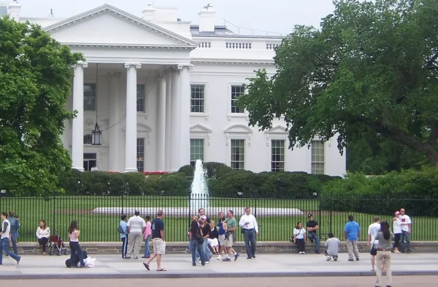 #Mundo:Un hombre logra burlar la seguridad de la Casa Blanca alegando que quería hablar con Donald Trump #FVDigital