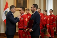 Perú condecora a cuarenta rescatistas que participaron en labores de búsqueda en Venezuela
