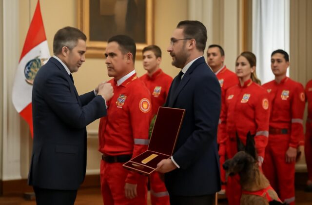 Perú condecora a cuarenta rescatistas que participaron en labores de búsqueda en Venezuela
