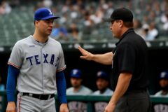 Joc Pederson es expulsado del dugout durante la segunda entrada ante los White Sox