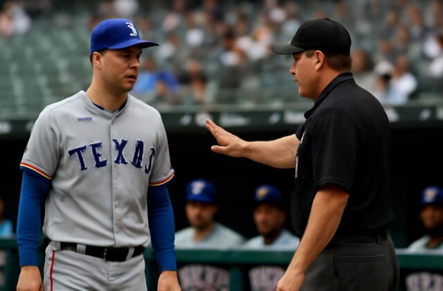 Joc Pederson es expulsado del dugout durante la segunda entrada ante los White Sox
