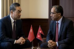 El canciller chino ofrece a Nepal cooperación en rescates tras la riada en la frontera